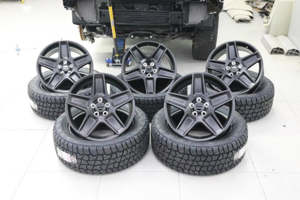 路虎卫士改装17寸轮毂,路虎卫士22寸黑色轮毂固定踏板