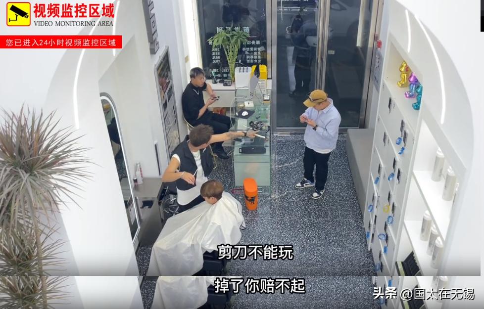 剪刀摔坏赔三万,敲诈和故意伤人能判几年