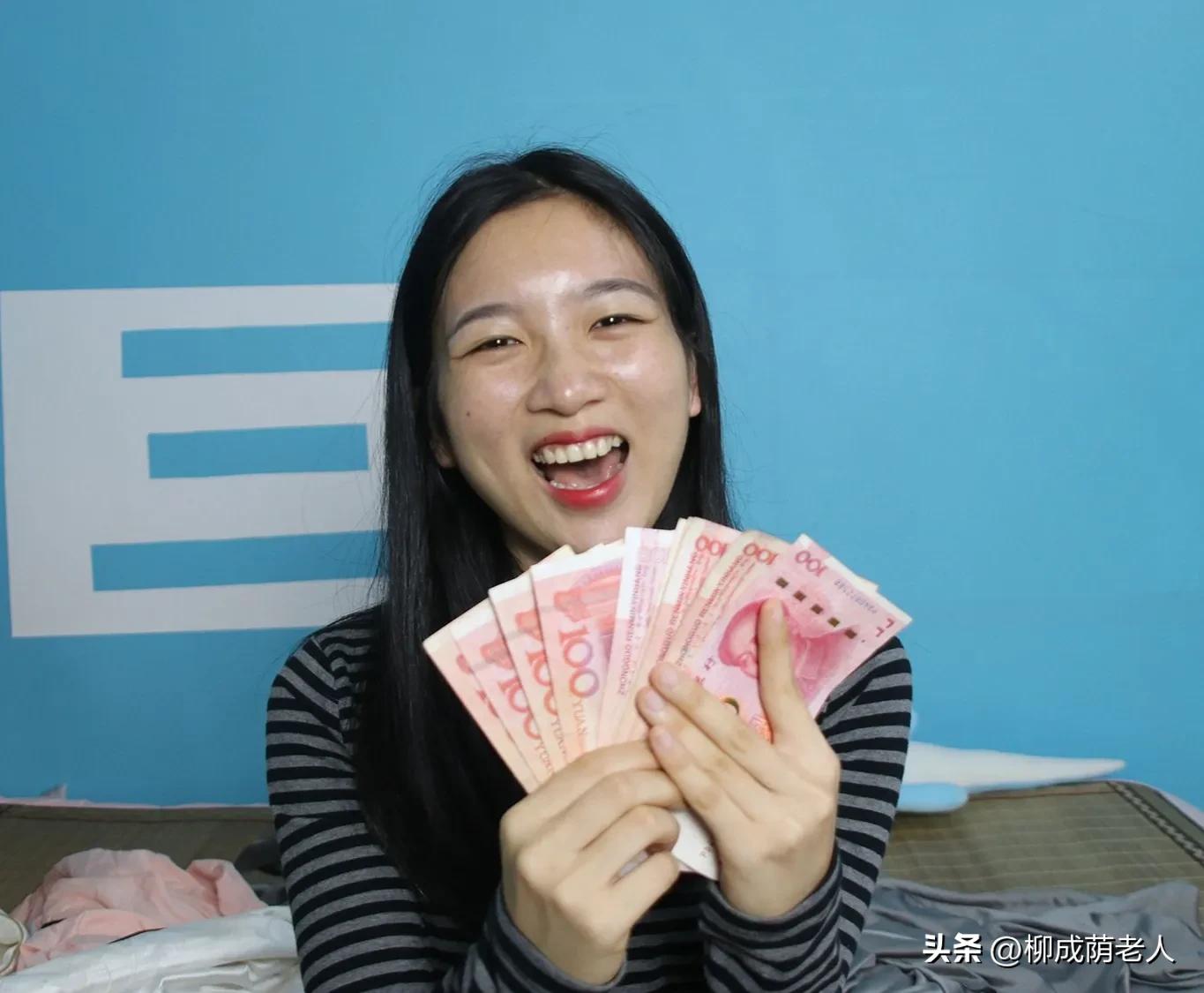 村长送来352元，土地流转费，够买百斤大米了