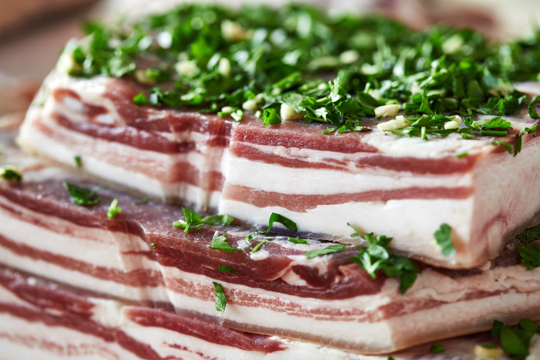 东北小伙吃俄罗斯生猪肉,生吃俄罗斯肥肉