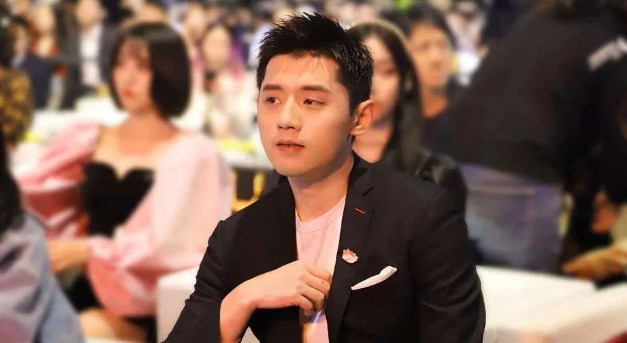 马龙夺冠时张继科和许昕的反应,中国乒乓球马龙和许昕谁强