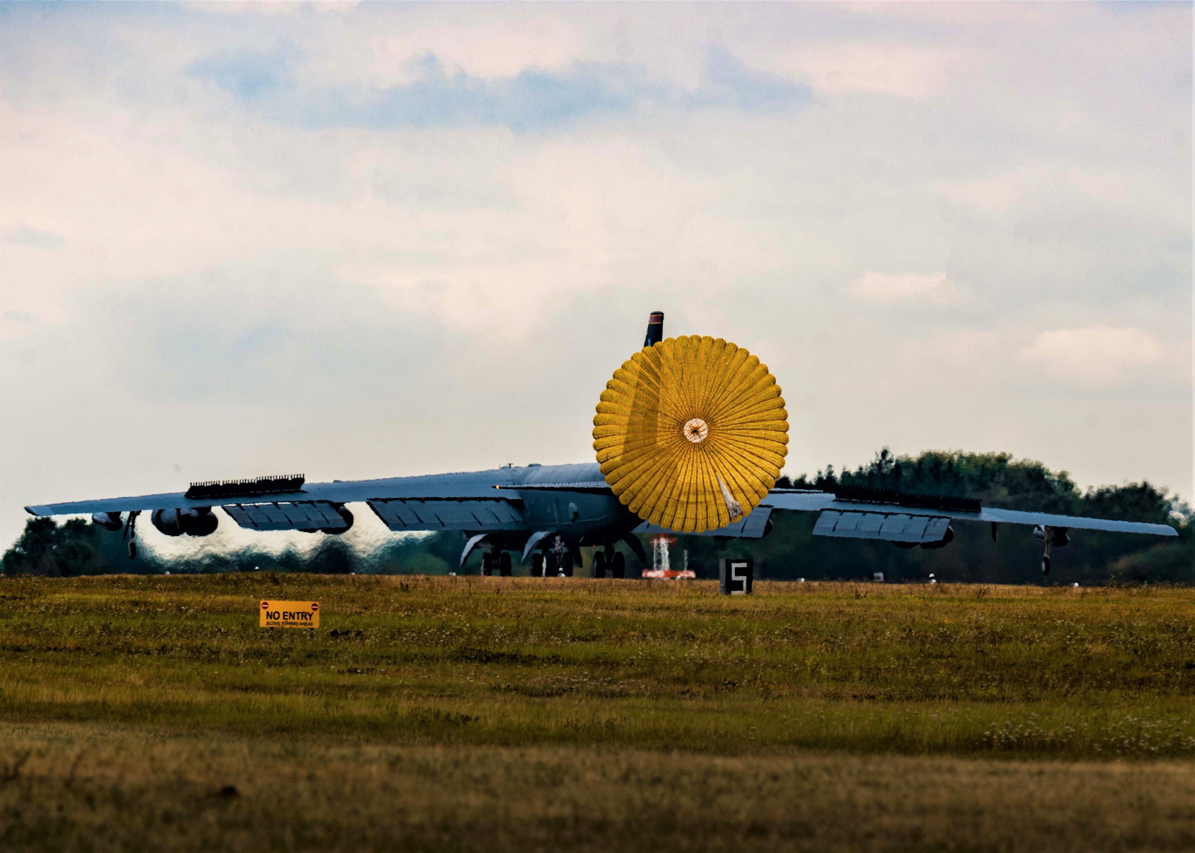 俄军机逼近美军舰,俄罗斯反潜机飞越舰艇