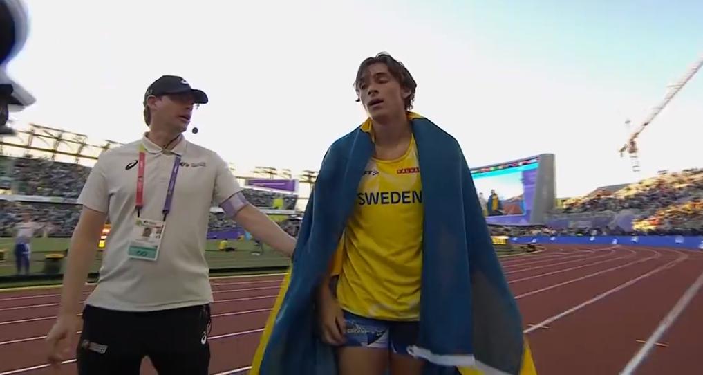 6米21!极限是天空!瑞典撑竿跳天才再破世界纪录,怒吼空翻庆祝