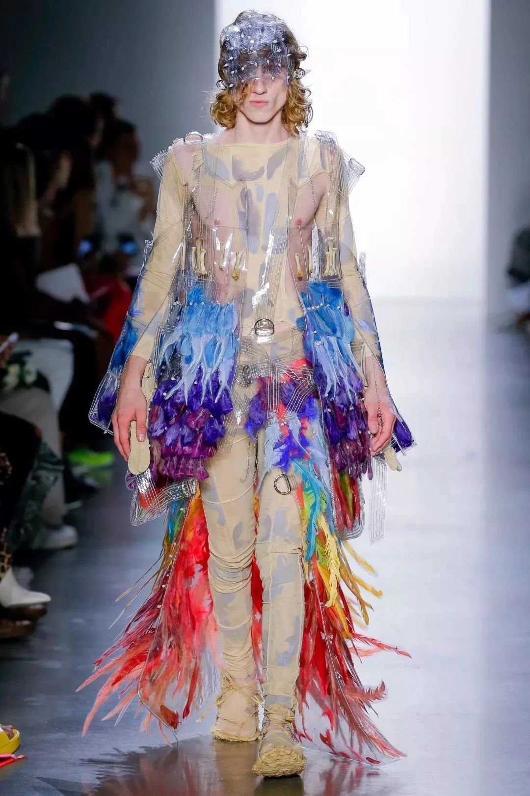 将鲜花封存,变成华服,玩转自然材料的日本设计师