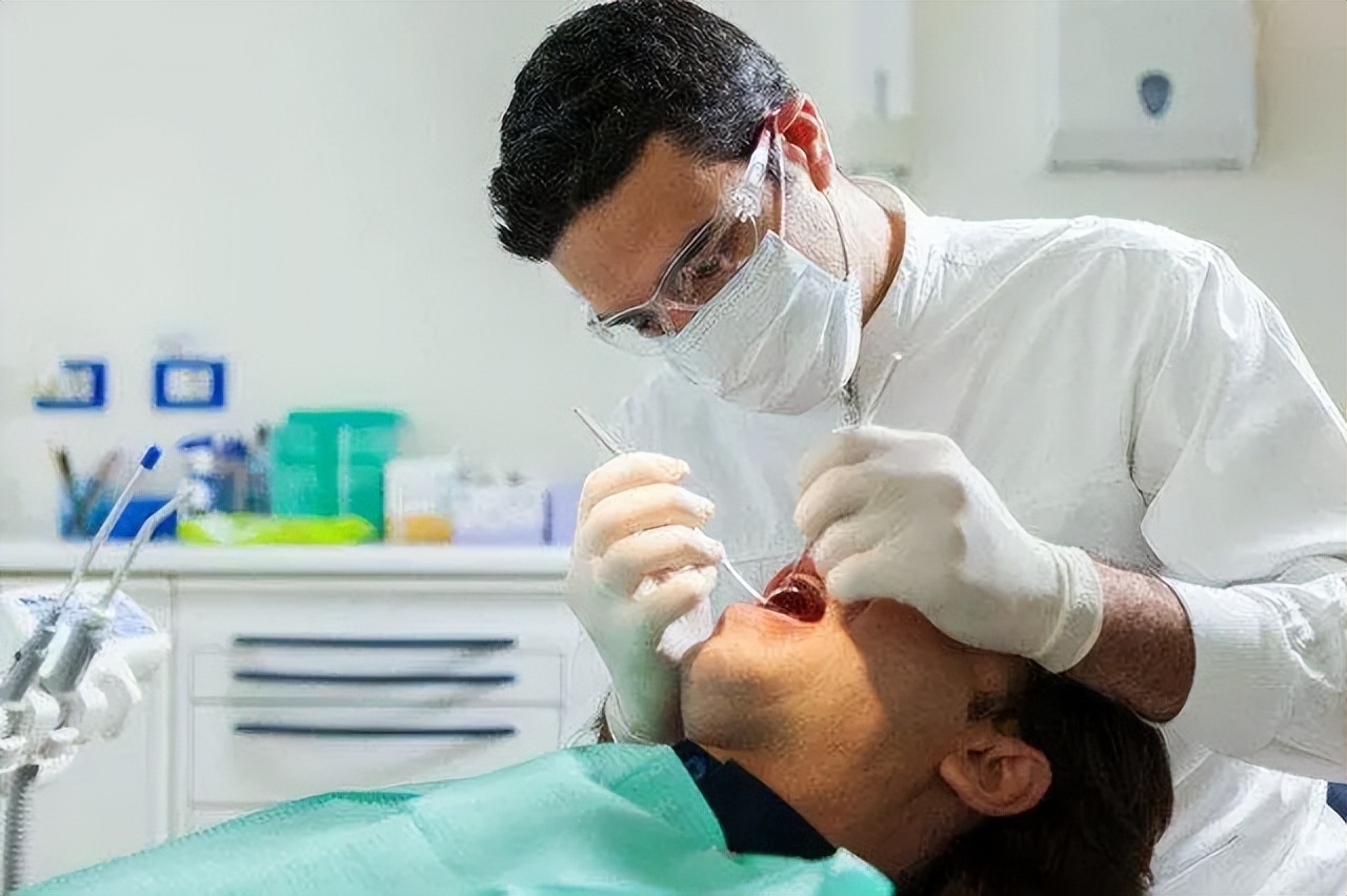 起床牙龈流血,早上起床嘴里发苦并且牙龈出血