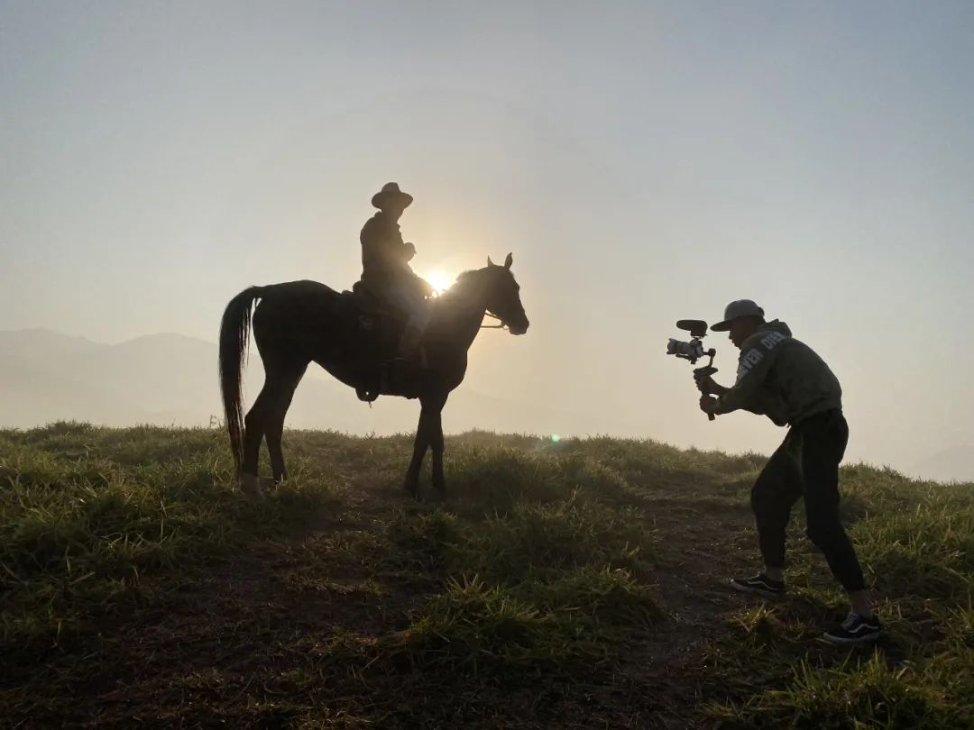 云南姑娘返乡苦学短视频，直播间带火本地咖啡，免费教2000个家乡大学生做自媒体
