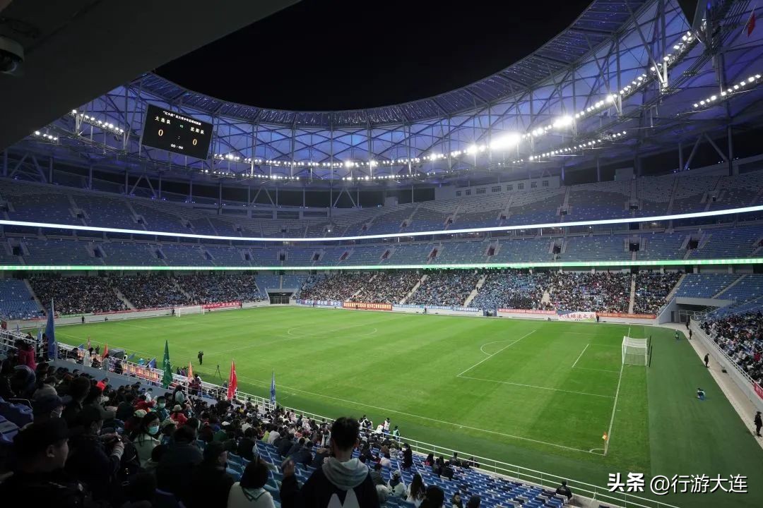 人山人海的足球比赛开场,大连人足球赛事