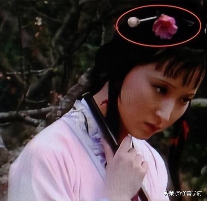 输血管跟电线杆都还能忍，但那个玩手机的，真拿观众当傻子不成？