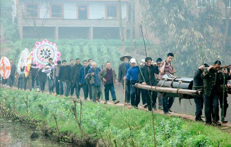 起棺下雨和落棺下雨有什么说法,下葬时下雨浇棺材预兆
