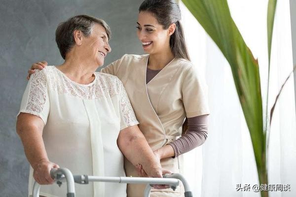骨折病人想补钙吃骨头汤还是牛奶,骨折病人喝的骨头汤可以放大料吗