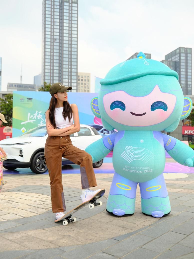 上板，去发光！7万元的“电滑板”——几何E萤火虫带你玩转高端局