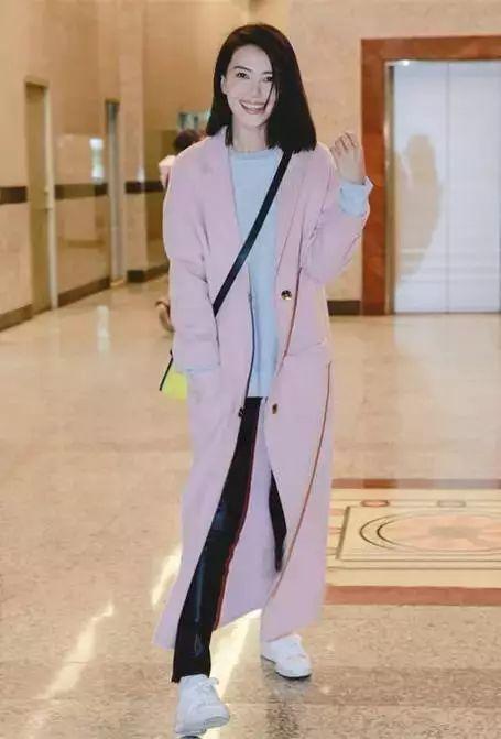 38岁女神高圆圆墨绿大衣出镜,高圆圆藏蓝色大衣搭配图片大全