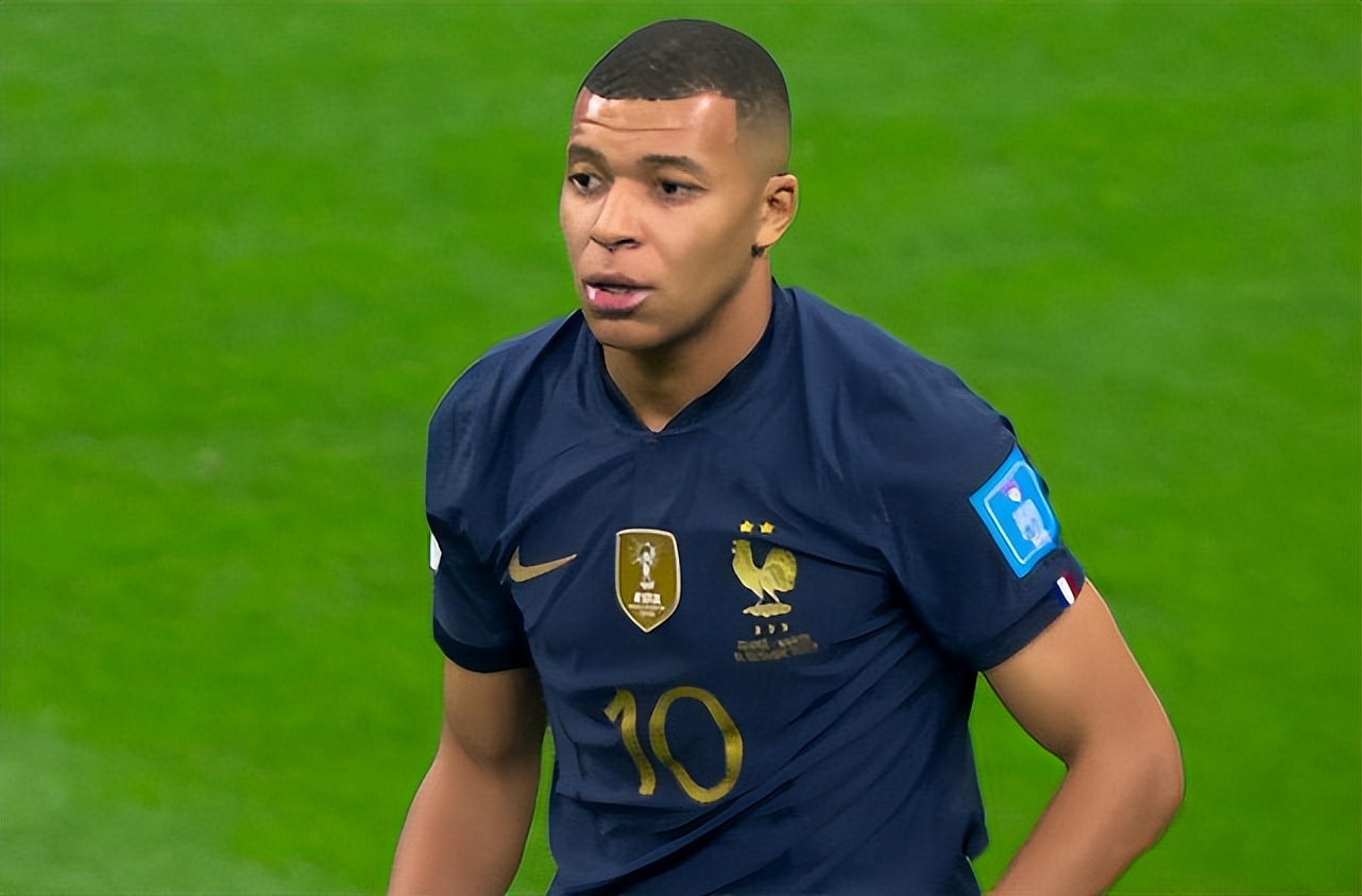 姆巴佩罚丢点球巴黎人反应,姆巴佩遭凶狠飞铲