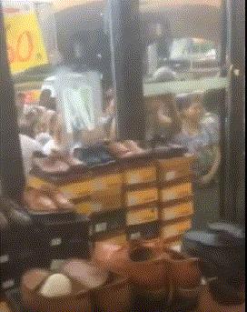 女孩子看起来外表美丽，其实裤袜已经掉到大腿根了！哈哈哈