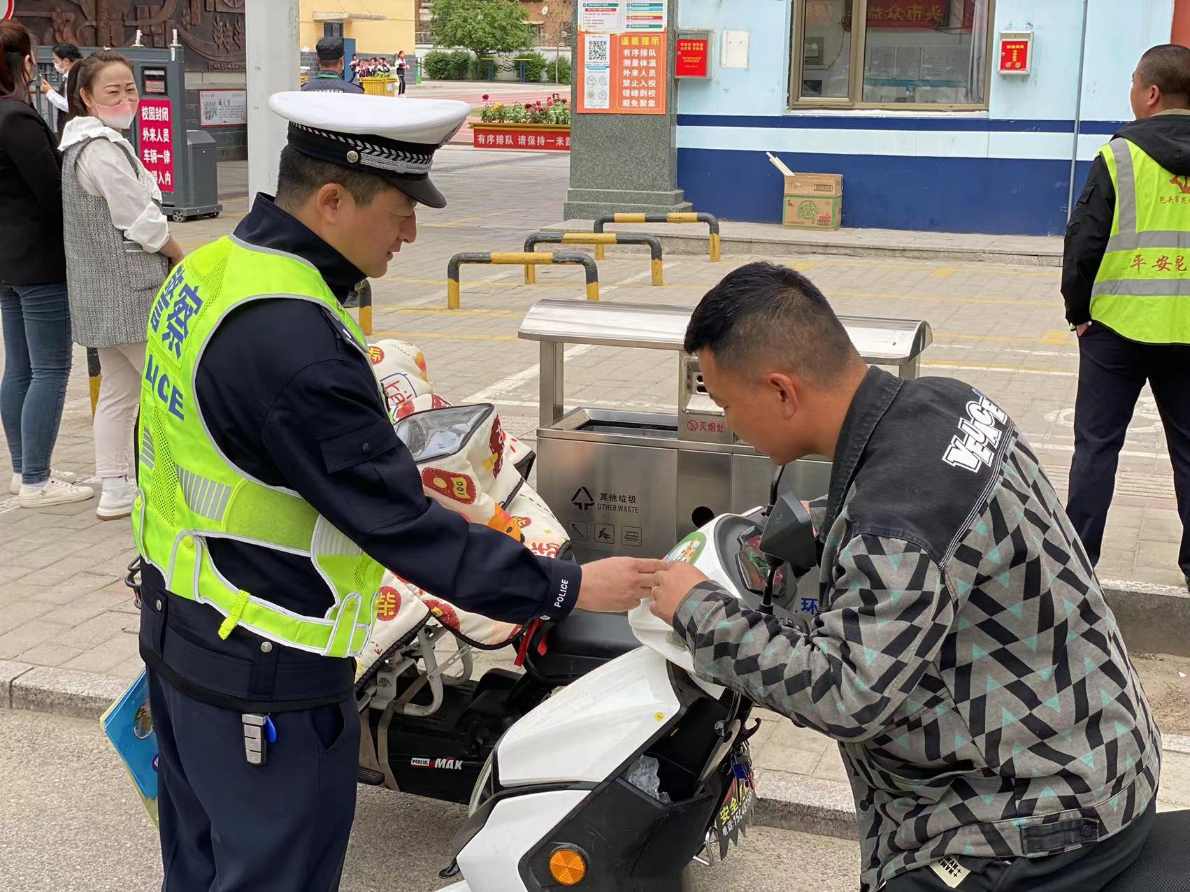 骑电动车不戴头盔交警蜀黍有办法,交警骑电动车不戴头盔属于违法吗