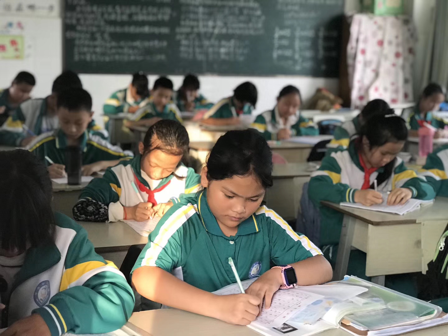 初中女儿早恋？父母念经式苦劝，不如这5个点子精明