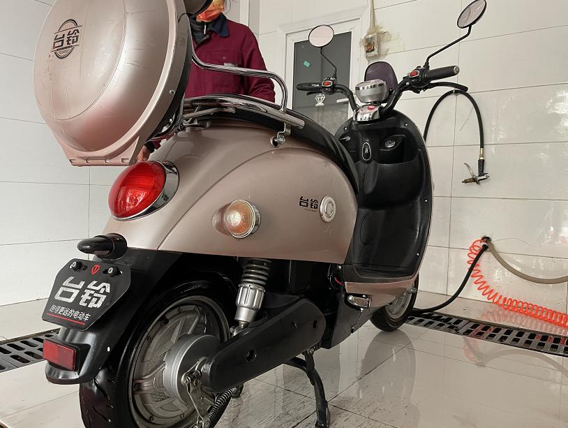 南阳新华路电动车市场首个电动车上牌点设在爱玛专营店