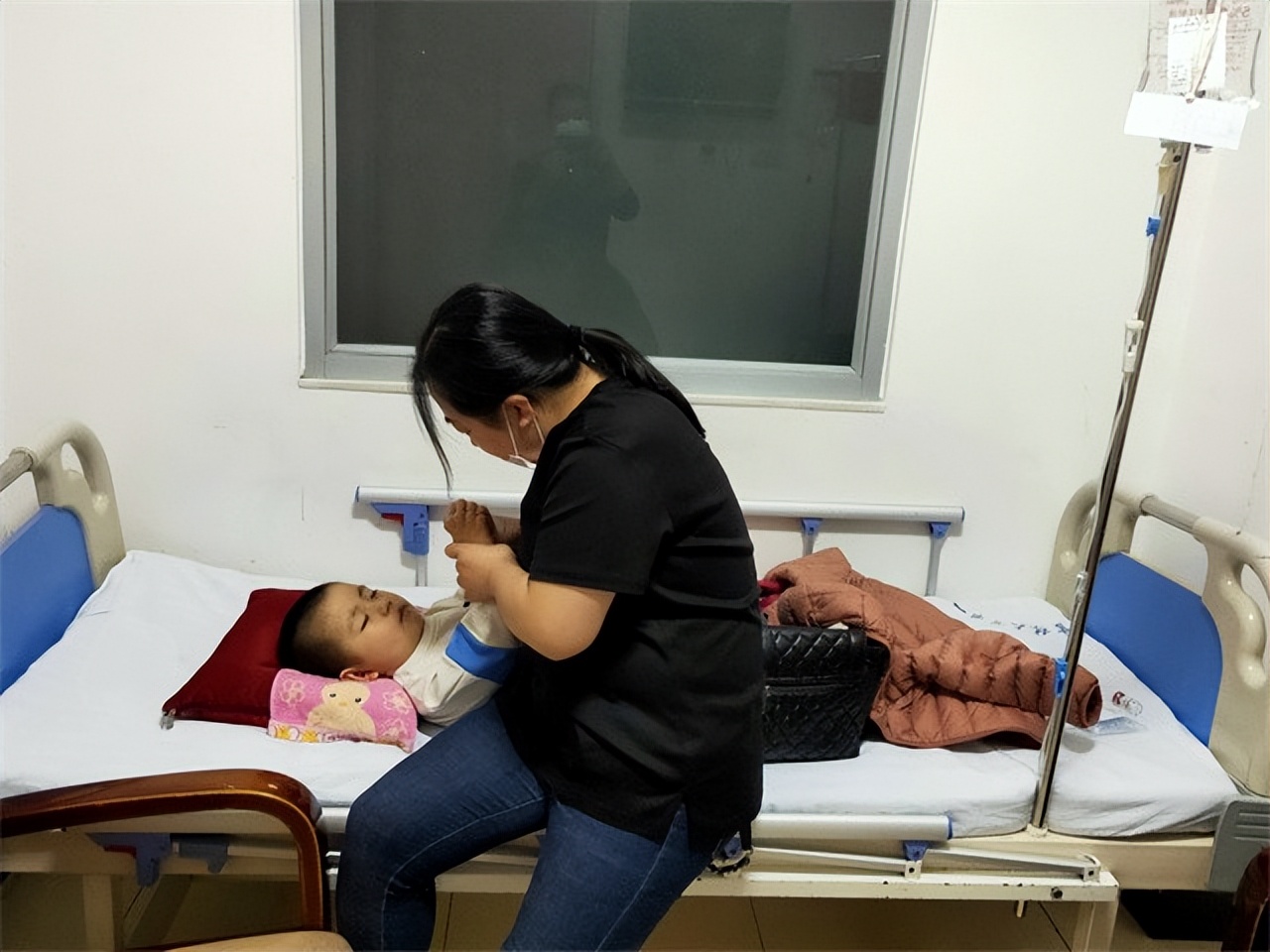 17年夫妻做4次试管终得子,2年后儿子却患癌,无奈将病母*养送**老院