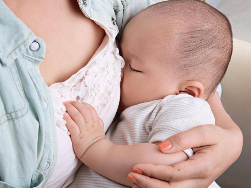 宝宝白天吃母乳少精神正常,宝宝白天吃母乳就吐怎么回事