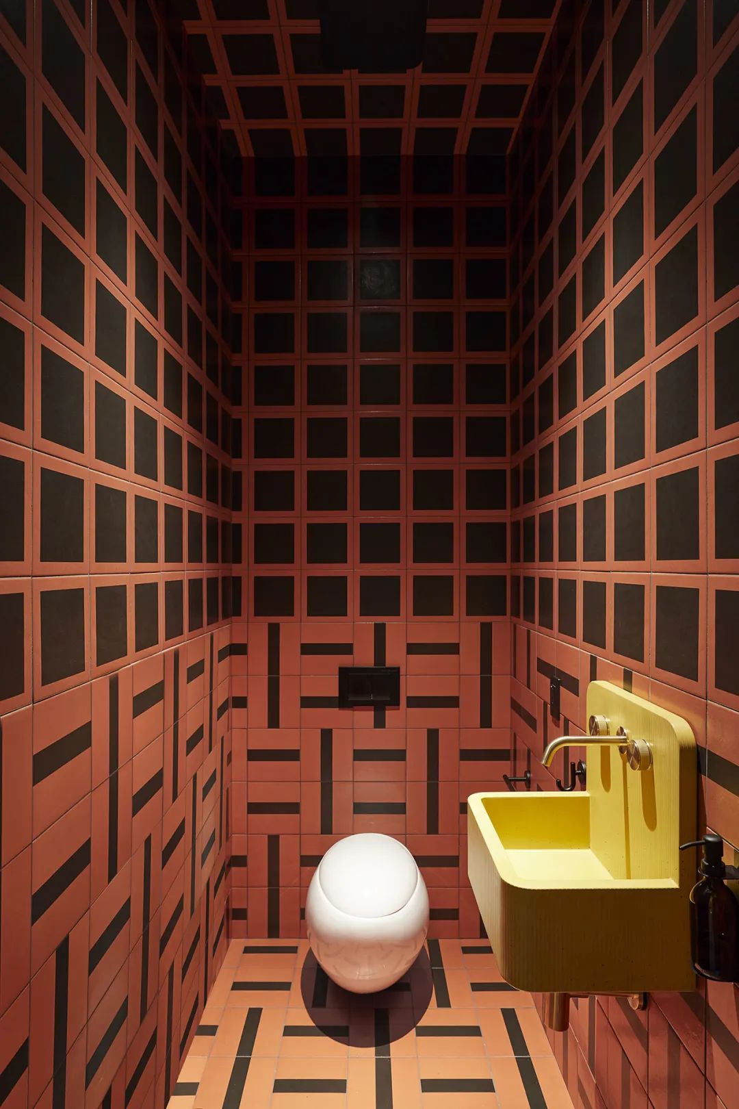 他们把家搬到了森林里，一间森林