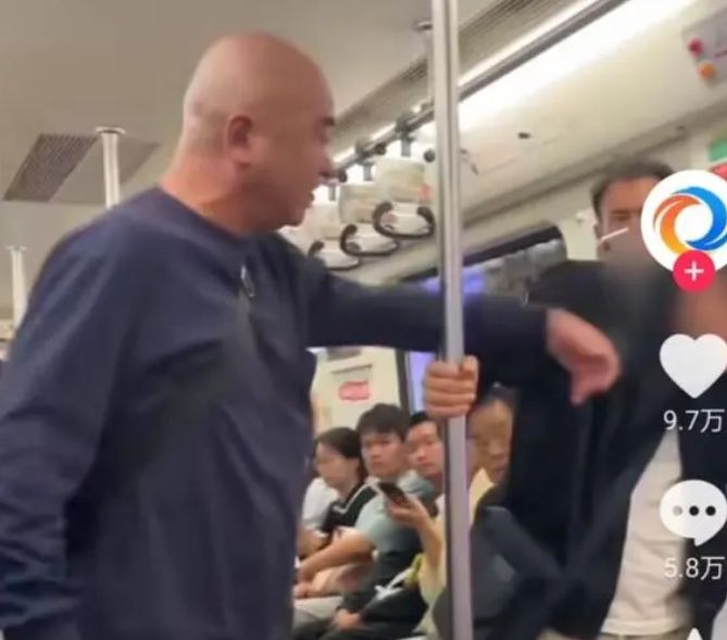 地铁大爷挑衅年轻人被暴打,大爷地铁内驱赶辱骂小伙后续