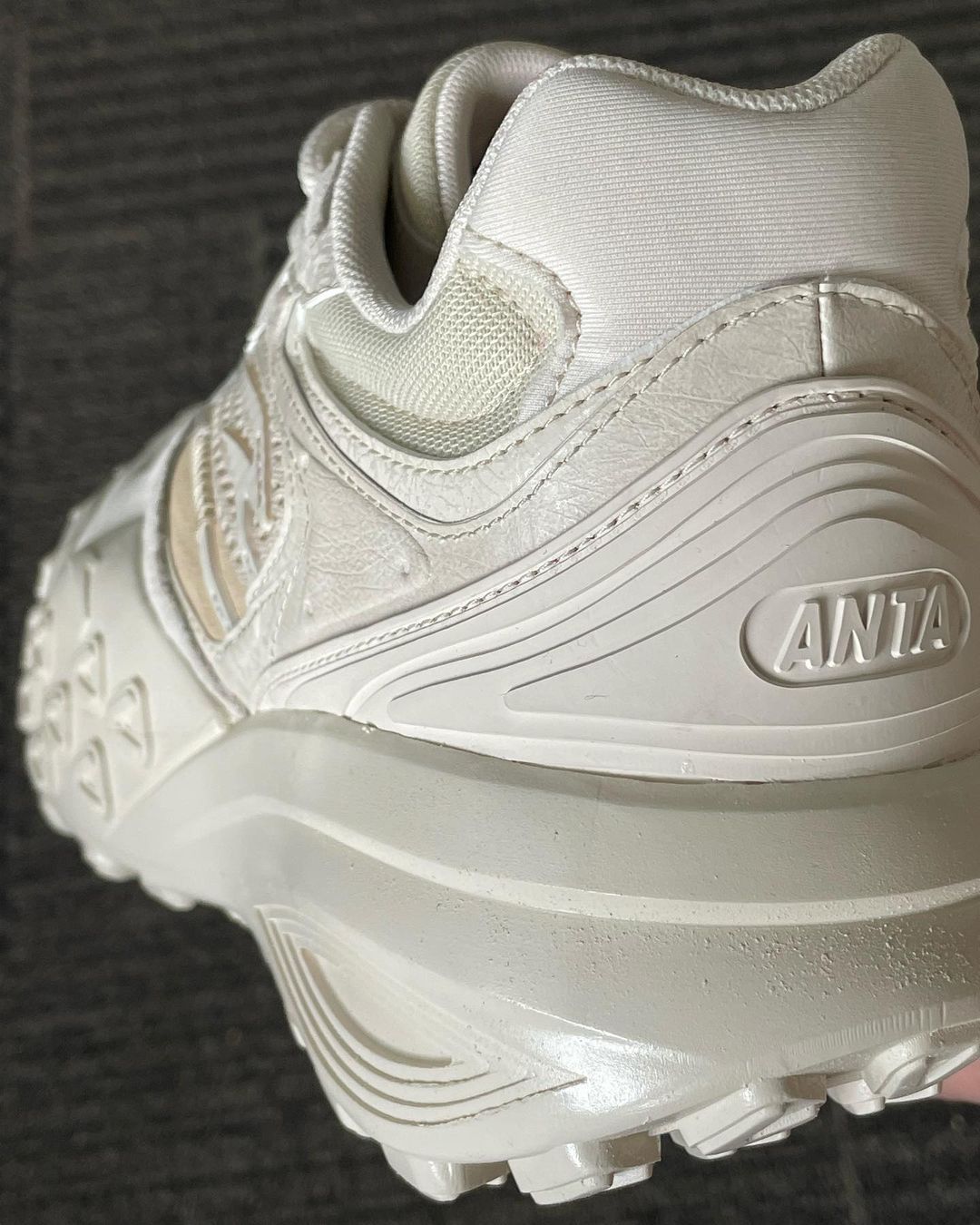 安踏多款老爹鞋曝光！满眼都是巴黎世家、新百伦的影子？