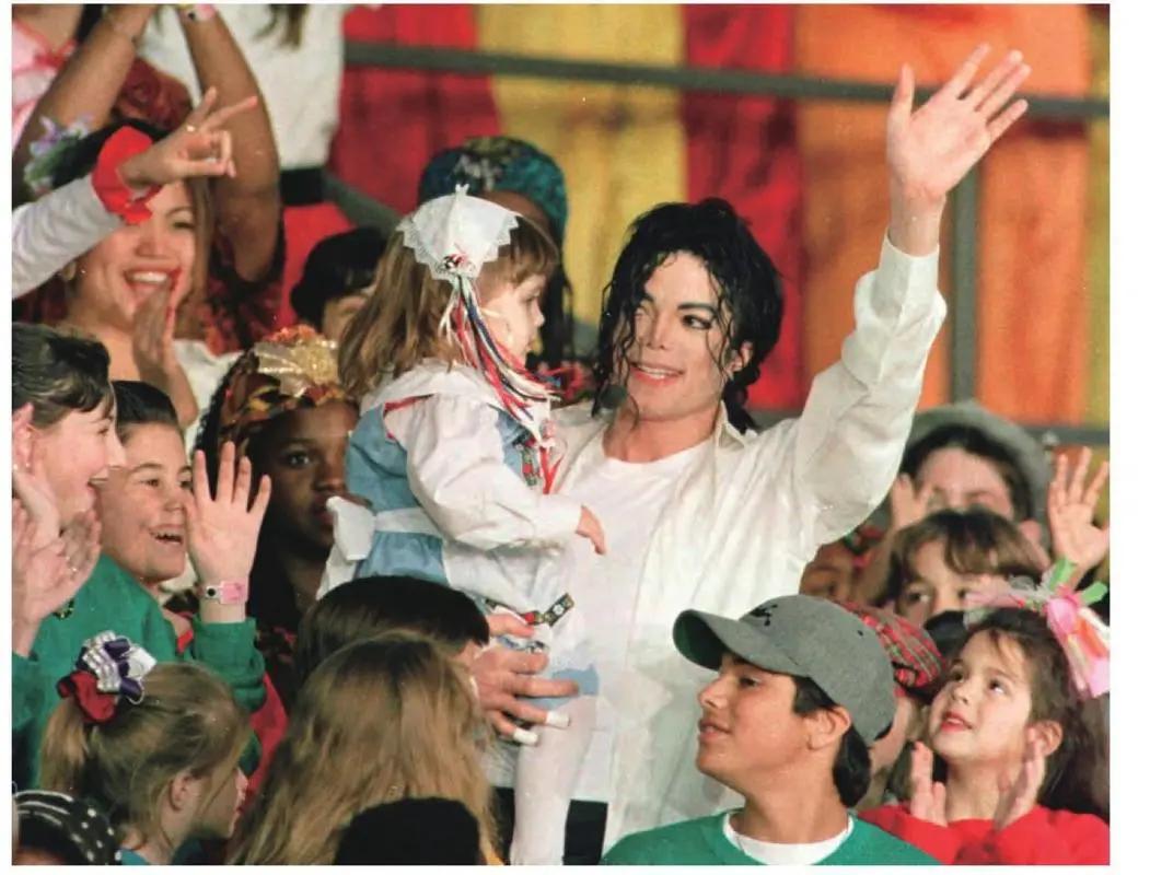 93年“性侵男童案”：明明可胜诉，杰克逊为何要付2200万庭外和解