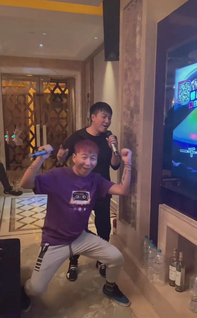 陈羽凡坐着轮椅唱歌,陈羽凡露面唱冷酷到底