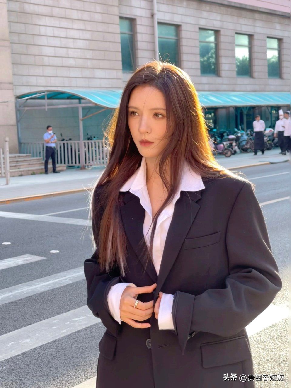 张予曦黑色包臀裙加西装,张予曦职业西装