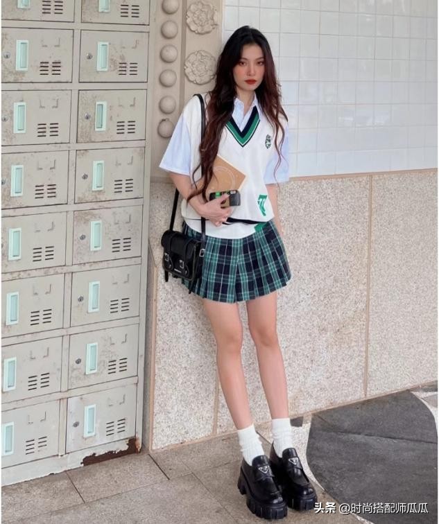 扔掉你的小白鞋吧,过时了!满街都是“乐福鞋+短袜”,特洋气
