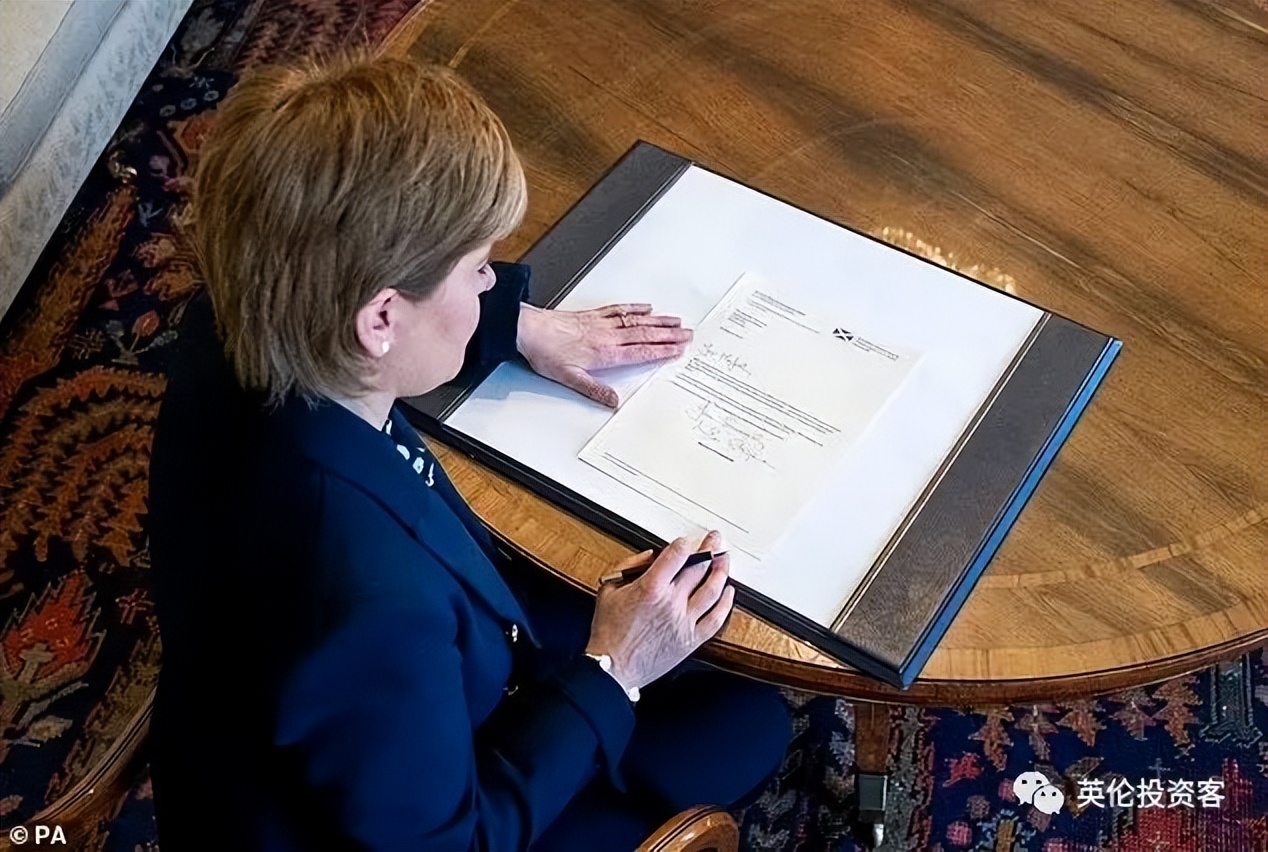 英镑有望跌到8.2吗,英镑暴跌对英国的影响