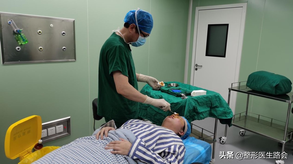 隆鼻失败鼻头有个坑的原因,隆鼻失败导致的鼻头凹陷怎么修复