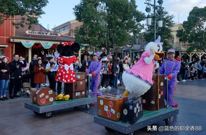 周末白相里的一张床、一群朋友、暴走于迪士尼乐园