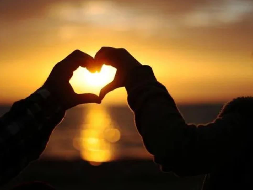 男子网约女子被要求买手机,男子约网聊女子见面就买包