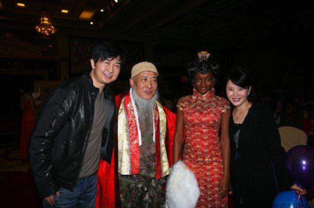 53岁画家杨彦，娶21岁非洲女学生，斥资4千万办婚礼，为何出家？