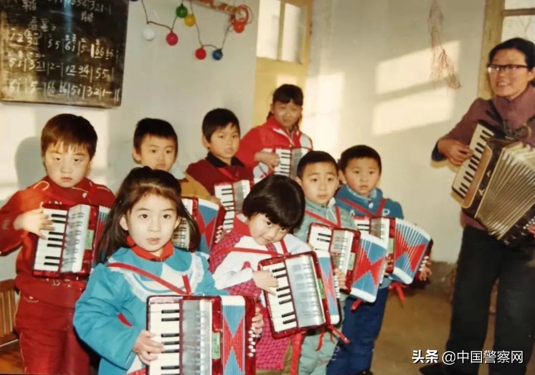 是警察奶奶！把孩子们带上了冬奥开闭幕式舞台