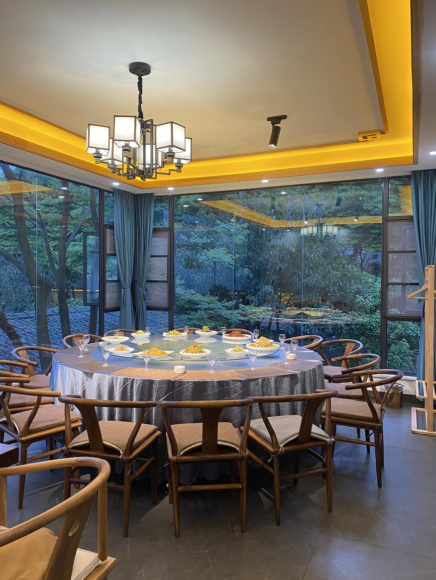 来都江堰的山间溪畔赴一场“好食光”！青山间的火锅店、花园里的小食堂......赏景美食两不误~