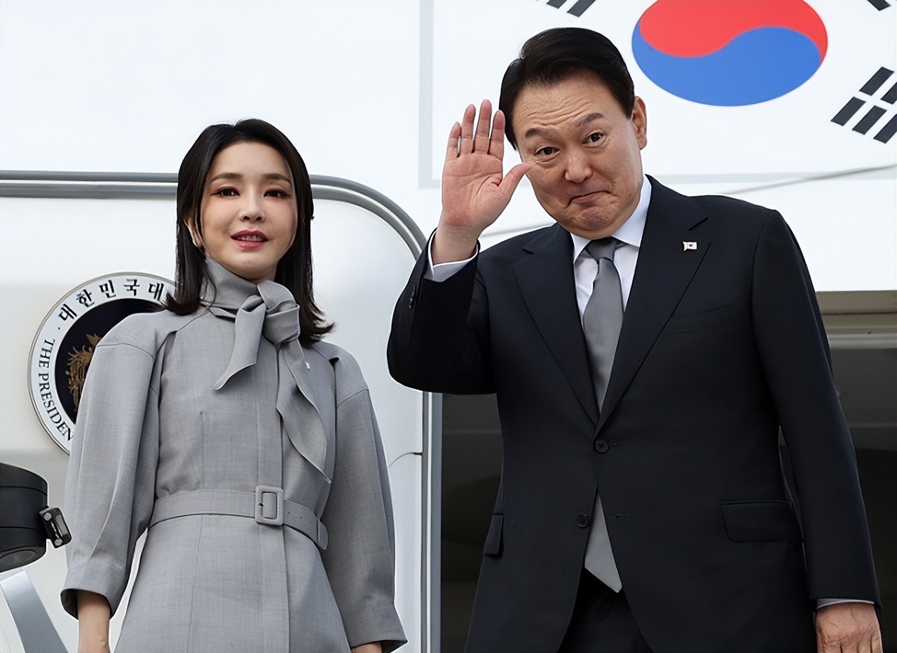 韩国第一夫人出访英国王室服装秀,韩国第一夫人美丽瞬间