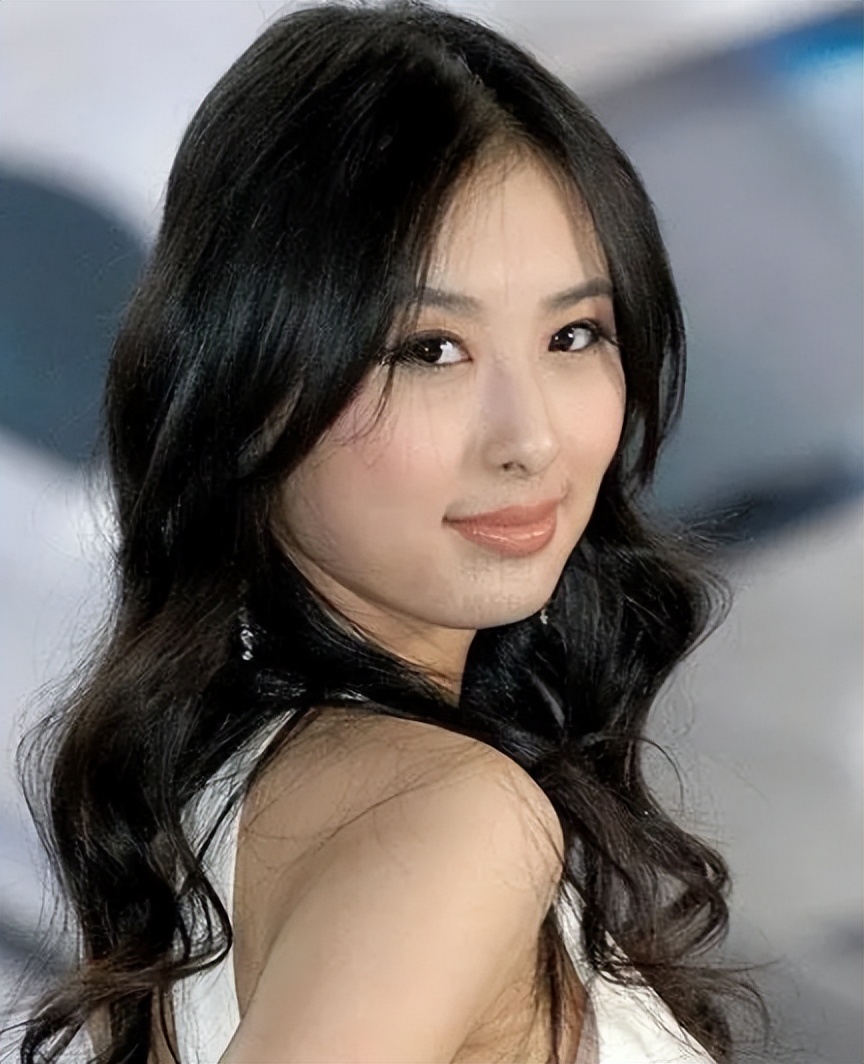 翟凌曾被誉为第一车模,车模翟凌事件