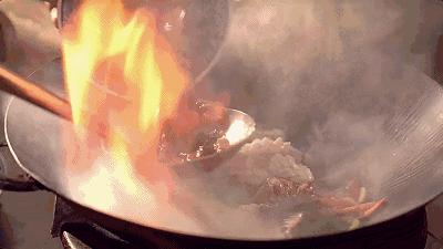 危险的油锅起火,油锅起火最正确的处理方法