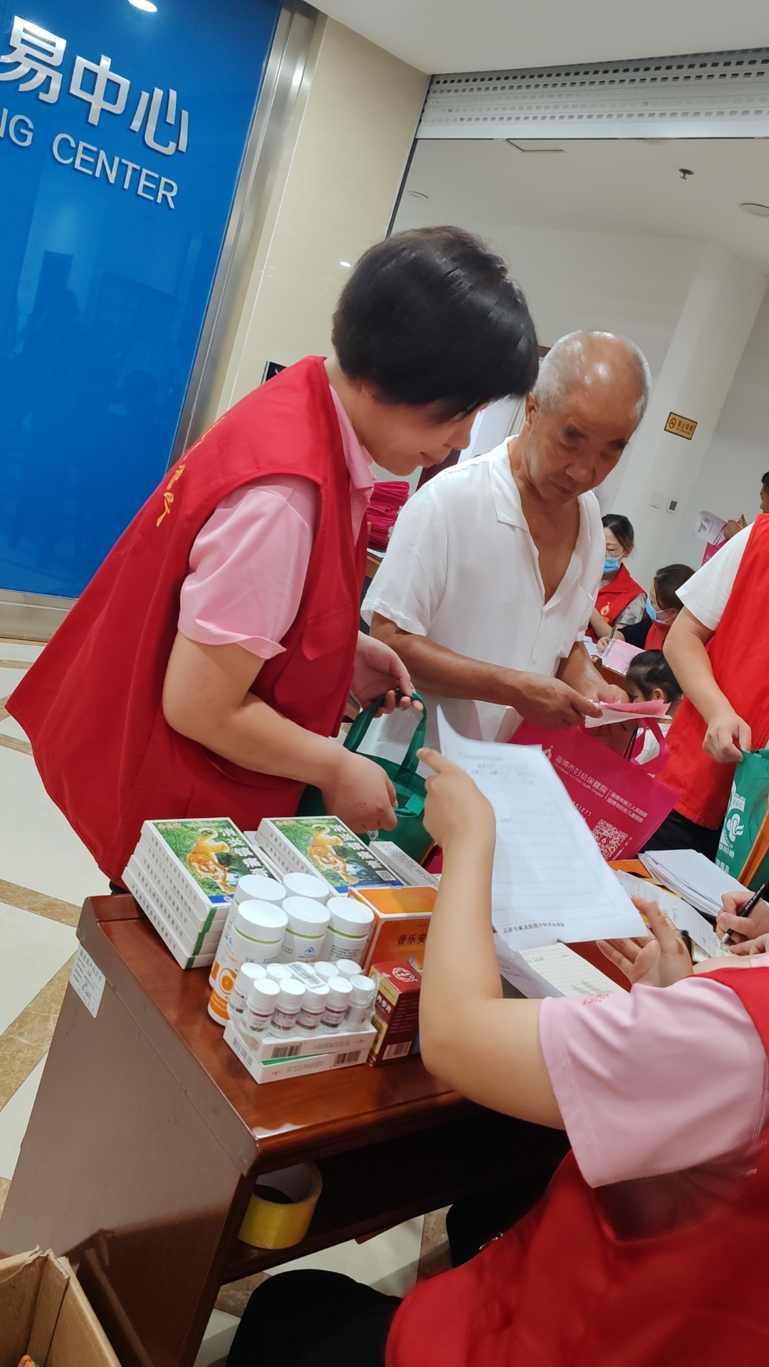 市三院联合宏仁堂“服务百姓健康行动”走进周村公共资源交易中心