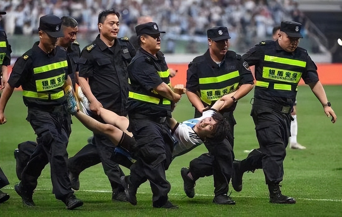 北京球迷欢迎阿根廷,北京球迷冲进球场拥抱梅西视频