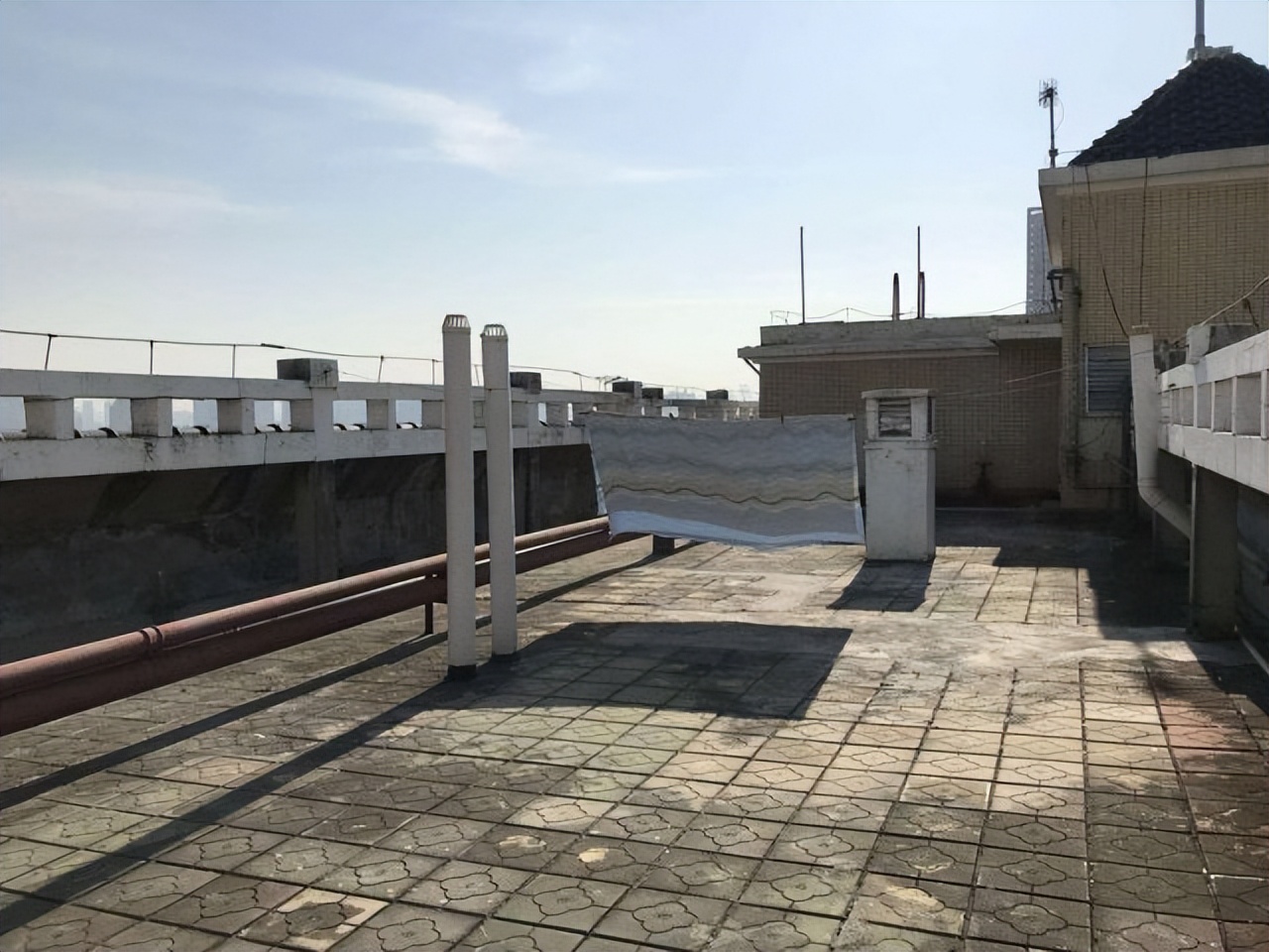 楼顶漏水加盖彩钢瓦怎么还是漏水,楼顶漏水比较好的解决办法是什么