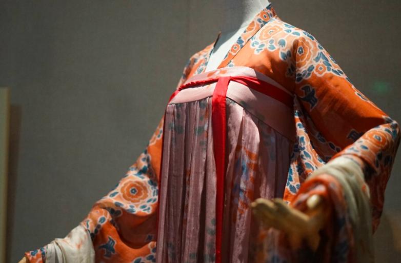 论唐代服饰的历史演变与艺术特征,唐代服饰文化的特点及文化内涵