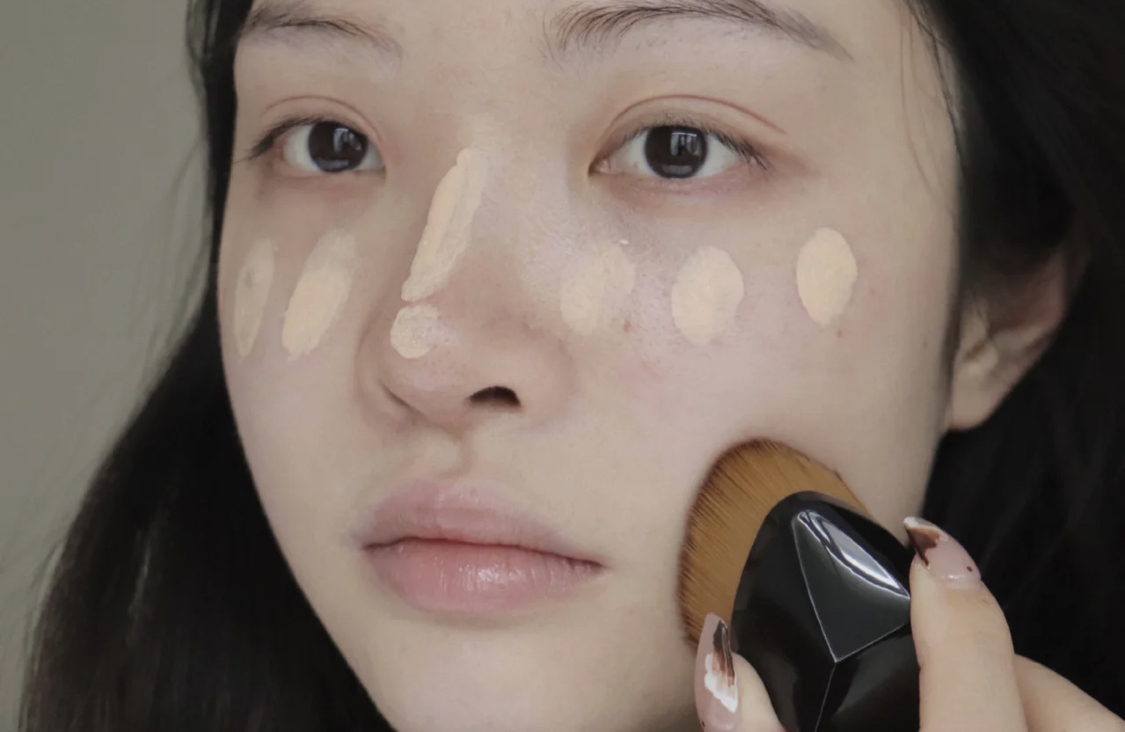 皮肤容易暗沉长痘怎么化妆,经常化妆护肤推荐什么精华