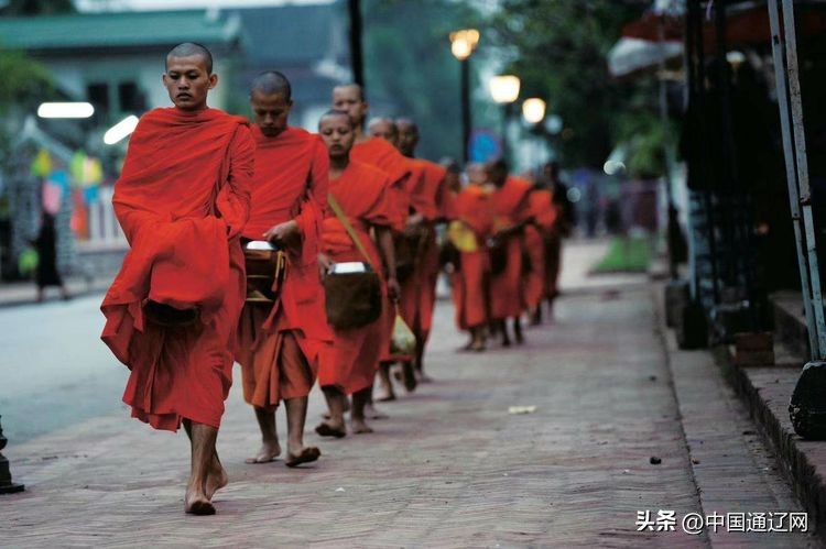 中国小伙在老挝自驾游,老两口自驾游中国