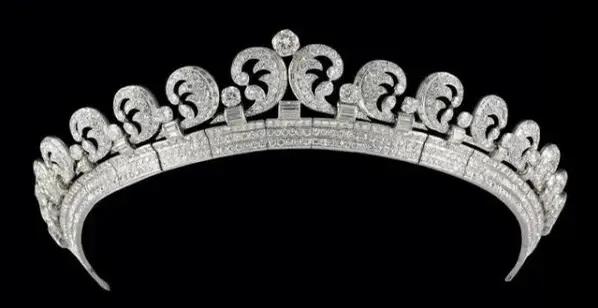 英国女王王冠是什么样的,英国女王的王冠有哪些