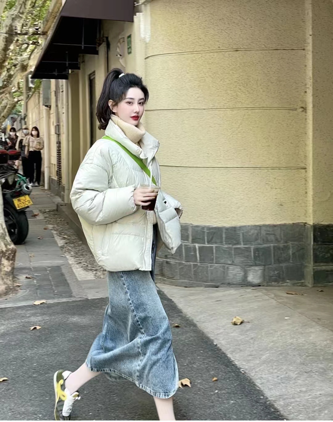 浅蓝色羽绒服怎样搭配黑色半身裙,短款白色羽绒服的最佳搭配半身裙