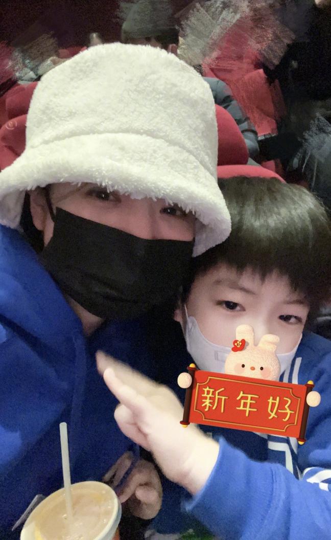 陈妍希给儿子庆生晒与小星星合照,陈妍希晒照为小星星庆生