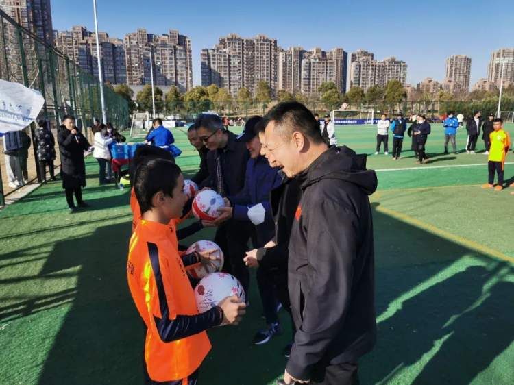 以足球为纽带、以友谊为桥梁！宝山、叶城共绘多彩体育画卷